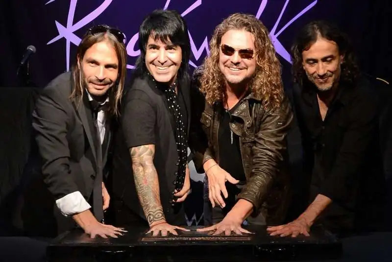 Mana a punto de entrar al salón de la fama del Rock&Roll Vota!!!!